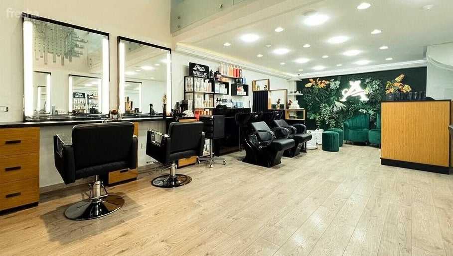 Spacious interior of Luna Belleza Studio in Oujda, Oriental, MA, featuring modern salon chairs and decor.
