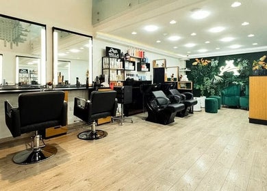 Spacious interior of Luna Belleza Studio in Oujda, Oriental, MA, featuring modern salon chairs and decor.