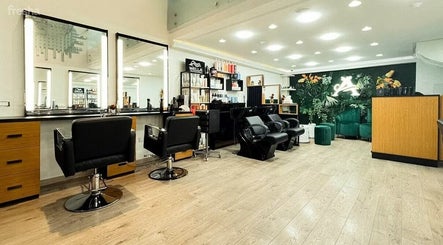 Spacious interior of Luna Belleza Studio in Oujda, Oriental, MA, featuring modern salon chairs and decor.