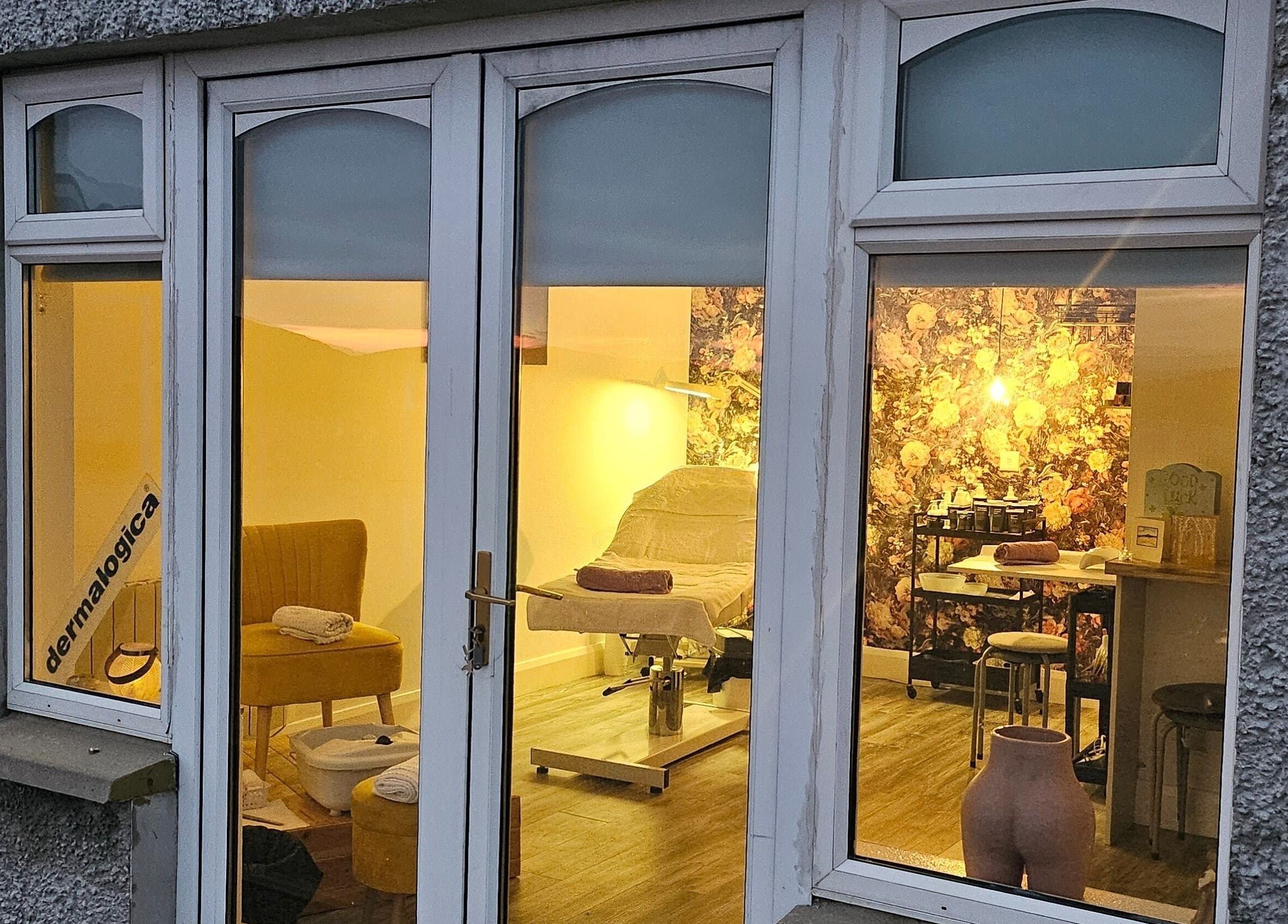 Cozy beauty room at Bella Dama Beauty Studio in County Donegal, IE, with floral decor and treatment chair.