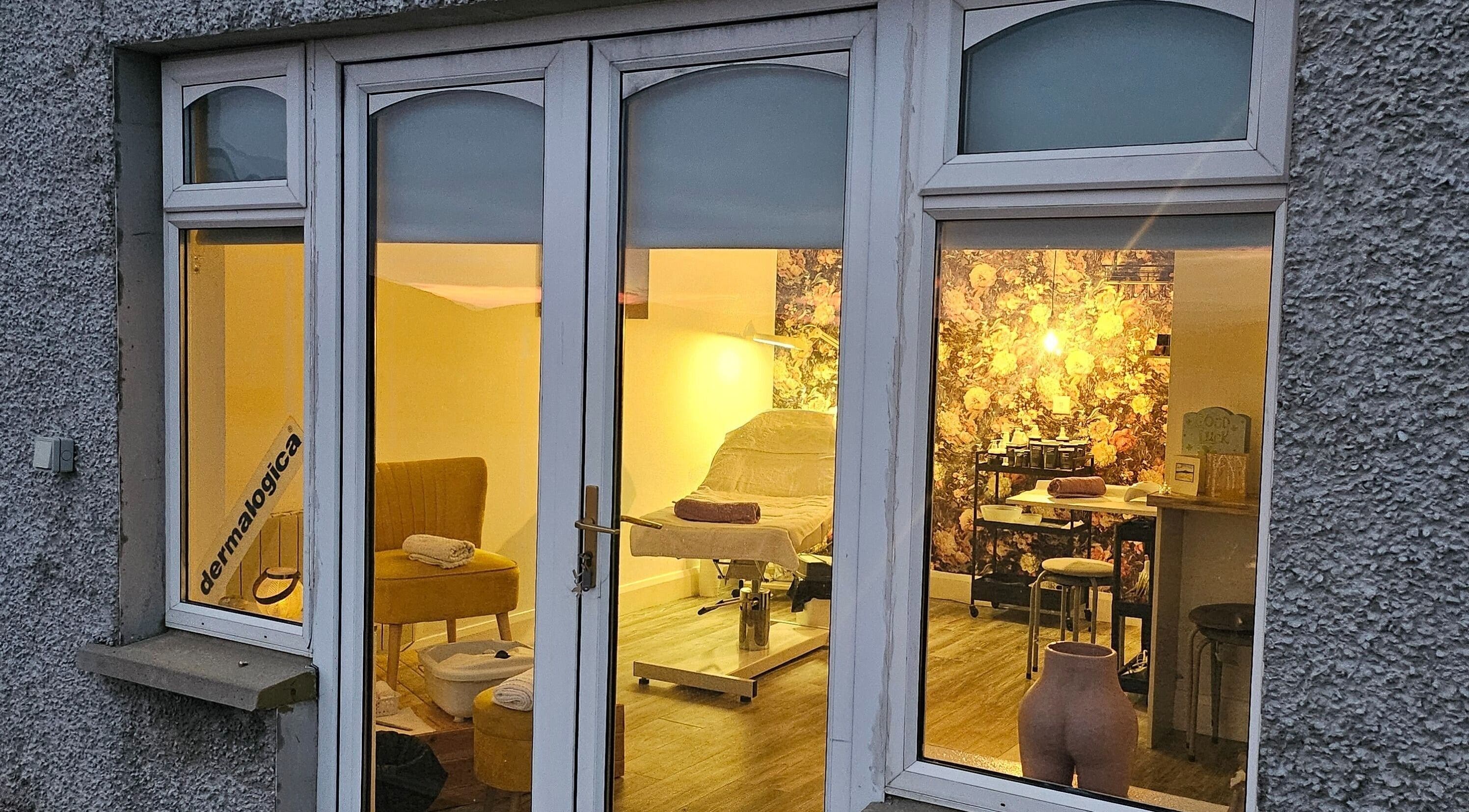 Cozy beauty room at Bella Dama Beauty Studio in County Donegal, IE, with floral decor and treatment chair.