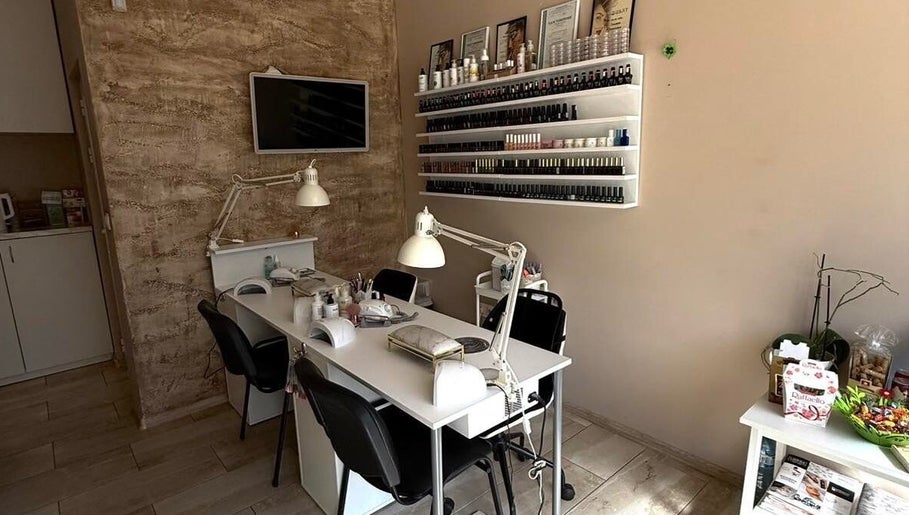 Модерен салон за красота в Studio iv - nails&beauty, София, София-град, BG с уютна атмосфера за маникюр.