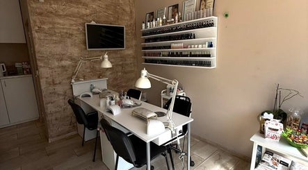 Модерен салон за красота в Studio iv - nails&beauty, София, София-град, BG с уютна атмосфера за маникюр.