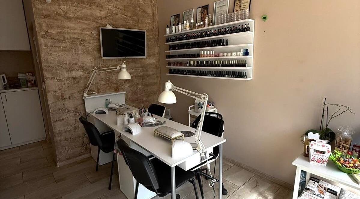 Модерен салон за красота в Studio iv - nails&beauty, София, София-град, BG с уютна атмосфера за маникюр.