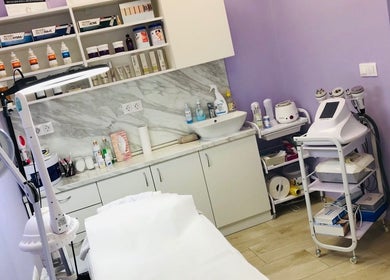 Модерен козметичен салон в Studio iv - nails&beauty, София, София-град, BG с професионално оборудване.