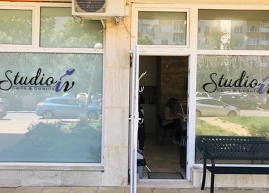 Вход на Studio iv - nails&beauty, София, Софийска област, BG, с модерни витрини и удобна пейка отпред.