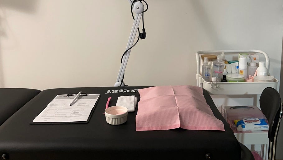 Mesa de tratamiento en RN Studio, Montevideo, Departamento De Montevideo, UY, equipada para procedimientos de belleza.