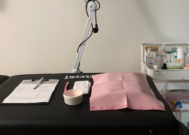 Mesa de tratamiento en RN Studio, Montevideo, Departamento De Montevideo, UY, equipada para procedimientos de belleza.