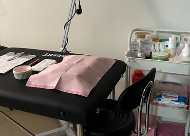 Mesa de tratamiento en RN Studio, Montevideo, Departamento De Montevideo, UY con productos de belleza.
