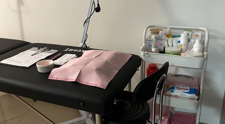 Mesa de tratamiento en RN Studio, Montevideo, Departamento De Montevideo, UY con productos de belleza.