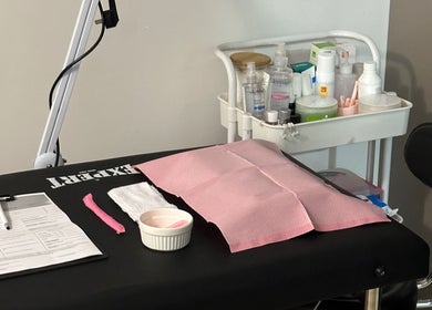 Mesa de tratamiento en RN Studio, Montevideo, Departamento De Montevideo, UY, preparada para cuidados de belleza.