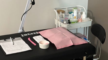 Mesa de tratamiento en RN Studio, Montevideo, Departamento De Montevideo, UY, preparada para cuidados de belleza.