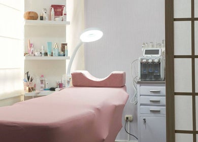 Sala de tratamiento en Tattis Roz Brows Center, Barcelona, Catalunya, ES, con camilla y luz de bienestar.
