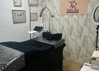 Sala de tratamientos en Tattis Roz Brows Center, Barcelona, Catalunya, ES, equipada para belleza y bienestar.