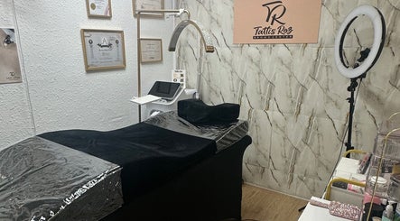 Sala de tratamientos en Tattis Roz Brows Center, Barcelona, Catalunya, ES, equipada para belleza y bienestar.
