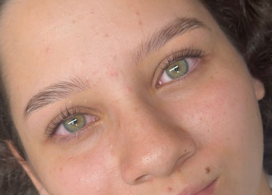 Detalle de cejas arregladas en Tattis Roz Brows Center, Barcelona, Catalunya, ES.