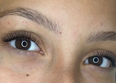 Cejas bien definidas en Tattis Roz Brows Center, Barcelona, Catalunya, ES, mostrando resultados impecables.