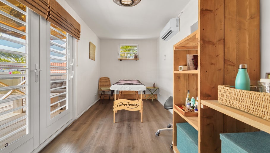 Massageruimte bij Voetreflextherapie Bonaire, Nikiboko met rustieke inrichting en houten accenten.