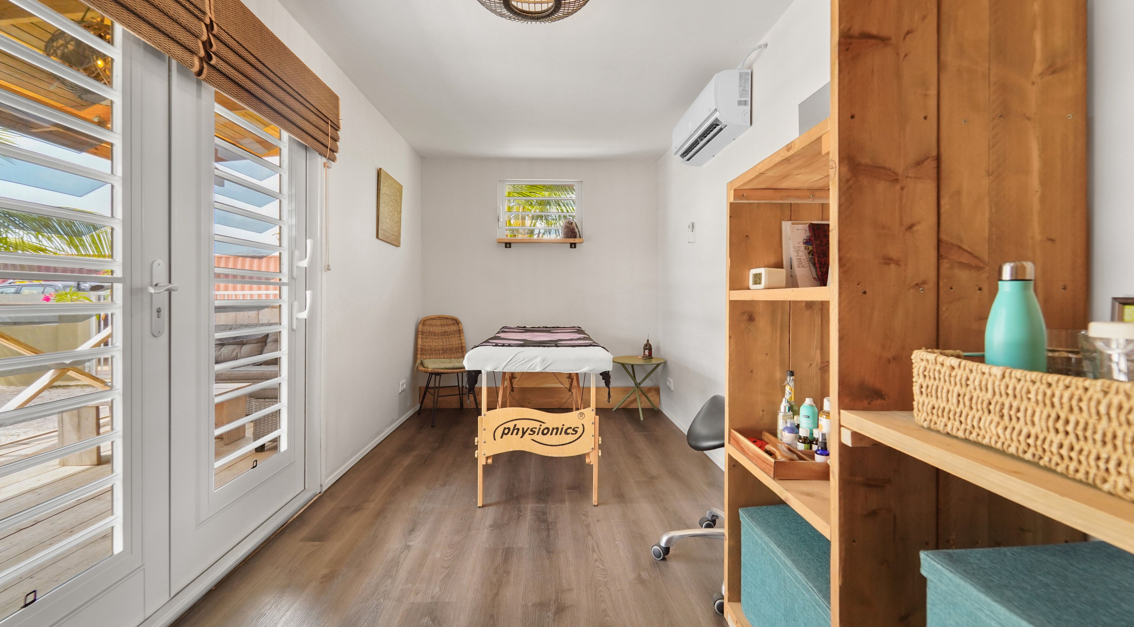 Massageruimte bij Voetreflextherapie Bonaire, Nikiboko met rustieke inrichting en houten accenten.