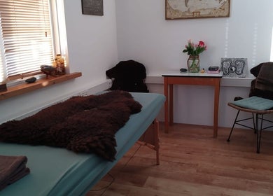 Binnenkant van Voetreflextherapie Bonaire in Nikiboko met massage tafel en stoel.