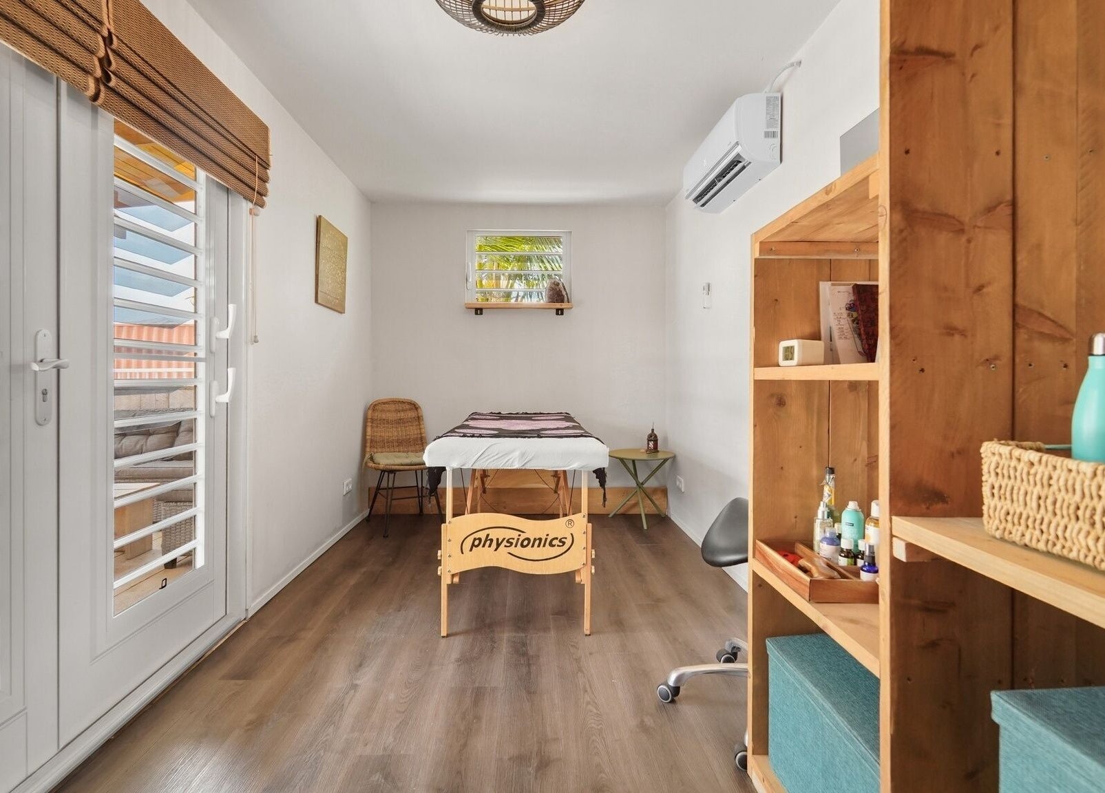 Rustieke therapiestudio bij Voetreflextherapie Bonaire, Kralendijk, Bonaire, BQ, met behandelbed en houten inrichting.