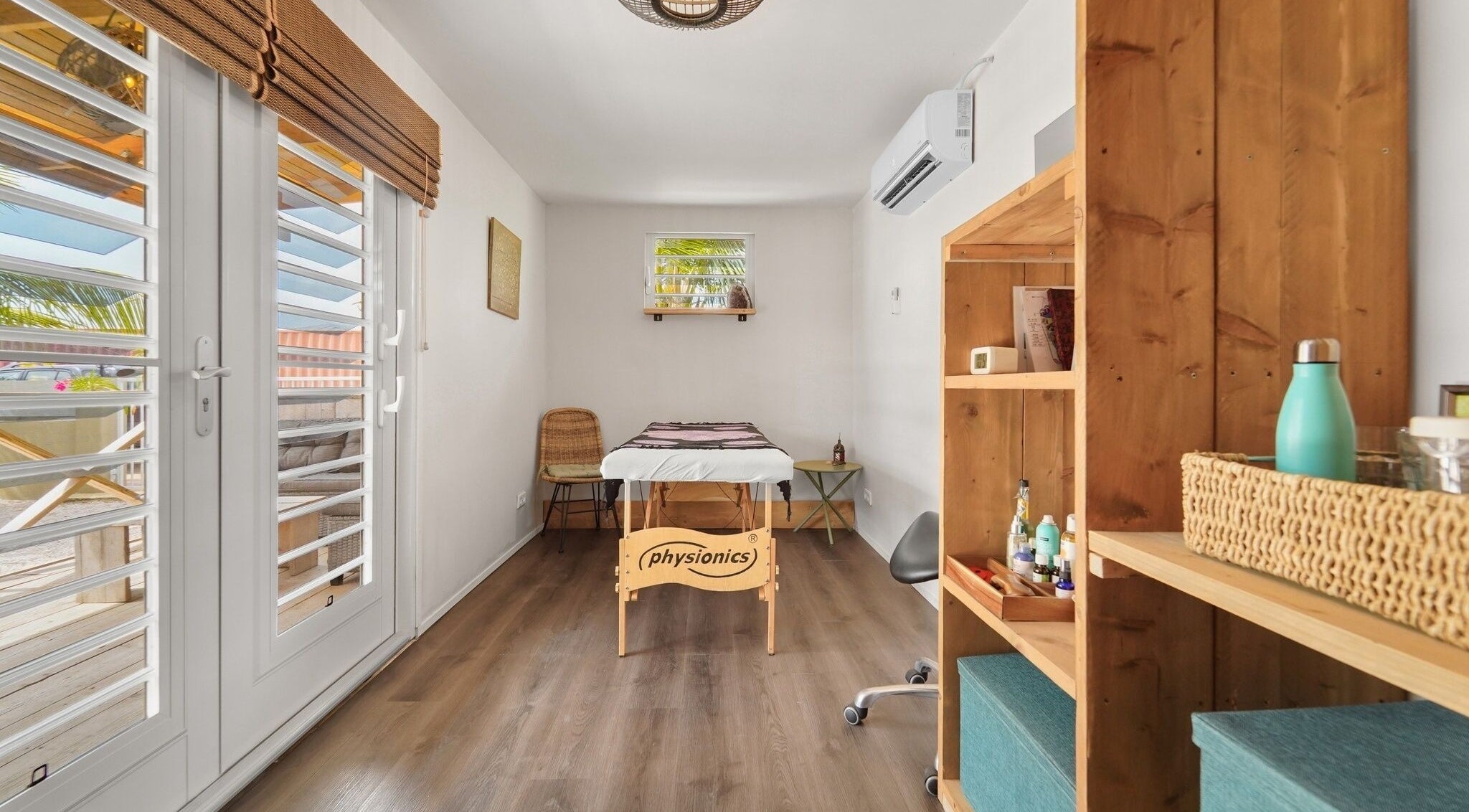 Rustieke therapiestudio bij Voetreflextherapie Bonaire, Kralendijk, Bonaire, BQ, met behandelbed en houten inrichting.