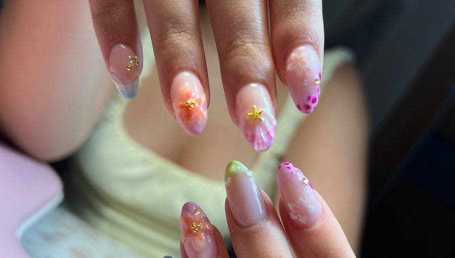 Decoración de uñas floral en Nails.Armero, Alcantarilla, Región De Murcia, ES.