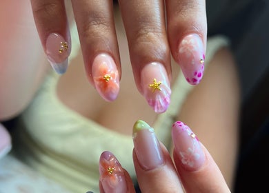 Decoración de uñas floral en Nails.Armero, Alcantarilla, Región De Murcia, ES.