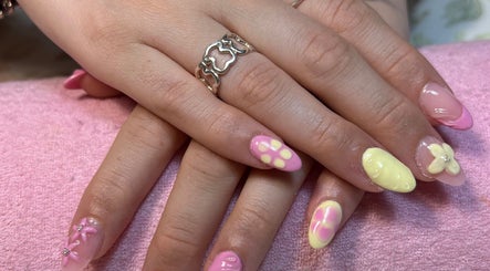 Diseño de uñas con flores en Nails.Armero, Alcantarilla, Región De Murcia, ES.