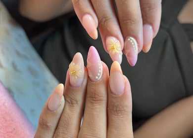 Decoración floral detallada en uñas en Nails.Armero, Alcantarilla, Región De Murcia, ES.