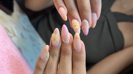 Decoración floral detallada en uñas en Nails.Armero, Alcantarilla, Región De Murcia, ES.