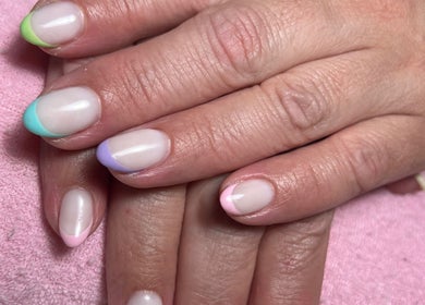 Uñas con diseño francés en colores pastel en Nails.Armero, Alcantarilla, Región De Murcia, ES.