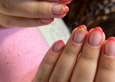 Decoración de uñas con borde rojo y estrella en Nails.Armero, Alcantarilla, Región De Murcia, ES.