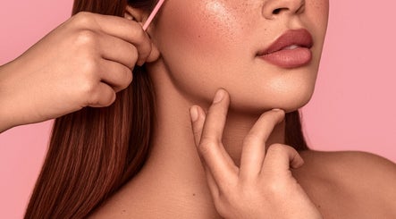 Professionele wenkbrauwwax bij Perfect Face, Dubai, Dubai, AE voor een stralende uitstraling.