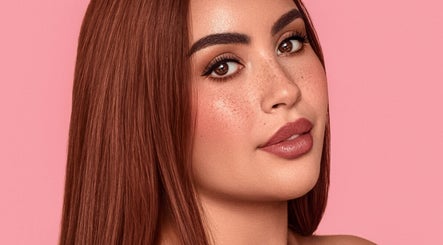 Portret van een vrouw met stralende huid bij Perfect Face, Dubai, Dubai, AE.