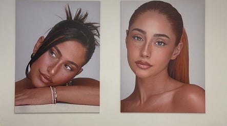 Deux portraits élégants à Mrsmile.paris, Paris, Île-de-France, FR, mettant en valeur la beauté naturelle.
