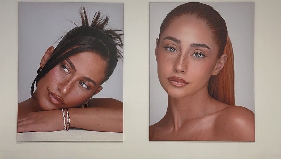 Portraits stylisés au mur de Mrsmile.paris, Paris, Île-de-France, FR. Beauté et élégance en exposition.