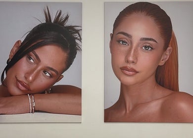 Portraits stylisés au mur de Mrsmile.paris, Paris, Île-de-France, FR. Beauté et élégance en exposition.