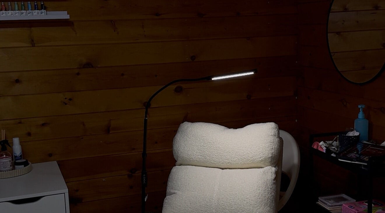 Coin de détente au malliabeauty, Lille, Hauts-de-France, FR, avec fauteuil moelleux et lampe élégante.