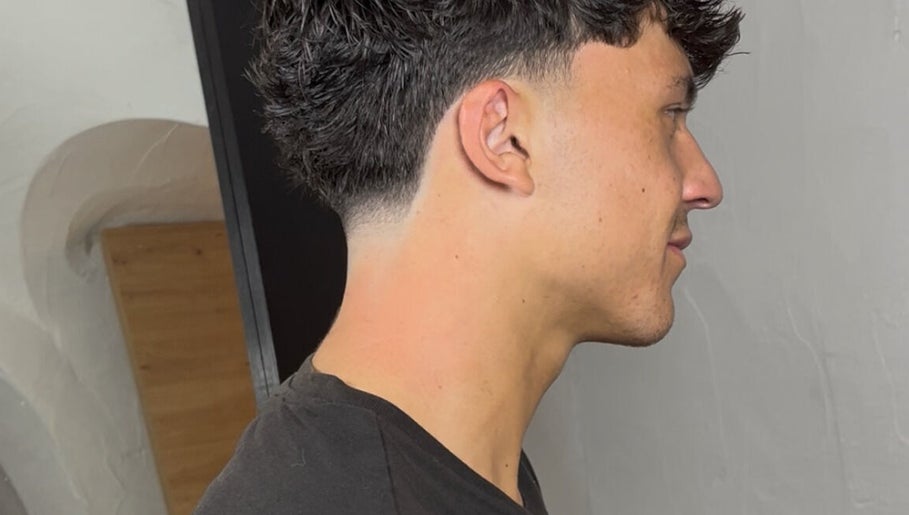 Perfil de corte moderno en Maciá Barber, Crevillent, Comunidad Valenciana, ES.