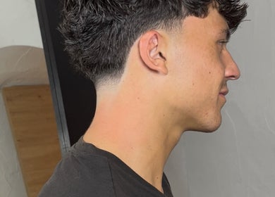 Perfil de corte moderno en Maciá Barber, Crevillent, Comunidad Valenciana, ES.