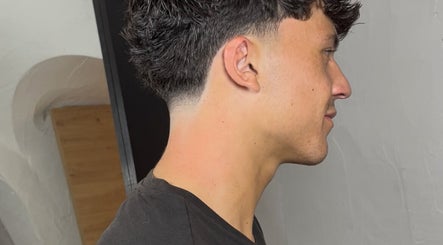 Perfil de corte moderno en Maciá Barber, Crevillent, Comunidad Valenciana, ES.
