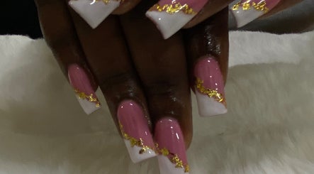 Elegant pink and gold nail art at Anna Nail Bar, Montego Bay, St. James Parish, JM.