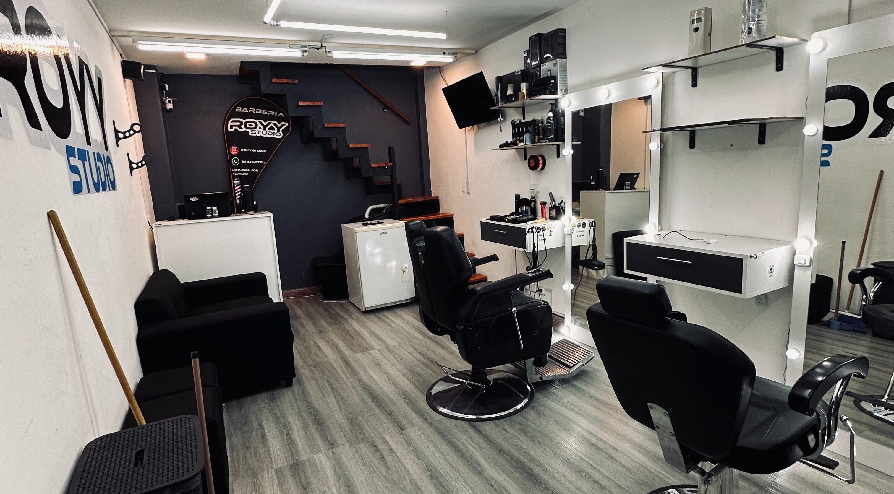 Interior moderno de Royy Studio en Concepción Del Uruguay, Entre Ríos, AR con sillas de peluquería cómodas.