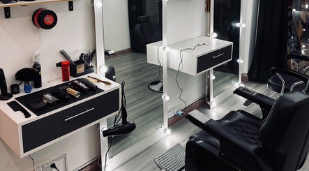 Estación de peluquería en Royy Studio, Concepción Del Uruguay, Entre Ríos, AR con espejo iluminado y silla.