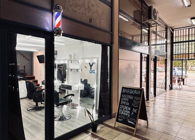 Entrada de Royy Studio, barbería moderna en Concepción Del Uruguay, Entre Ríos, AR.