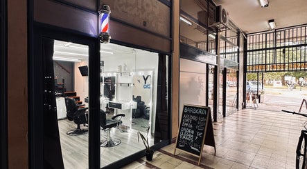 Entrada de Royy Studio, barbería moderna en Concepción Del Uruguay, Entre Ríos, AR.