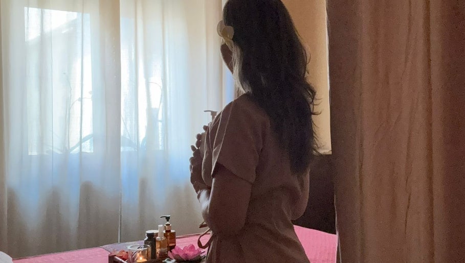 Therapist preparing for massage session at Wilai Thai Massage Olio, Tortona, Piemonte, IT.