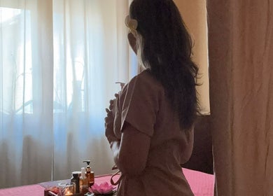 Therapist preparing for massage session at Wilai Thai Massage Olio, Tortona, Piemonte, IT.