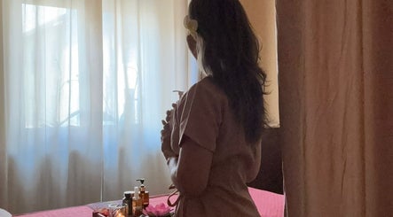 Therapist preparing for massage session at Wilai Thai Massage Olio, Tortona, Piemonte, IT.